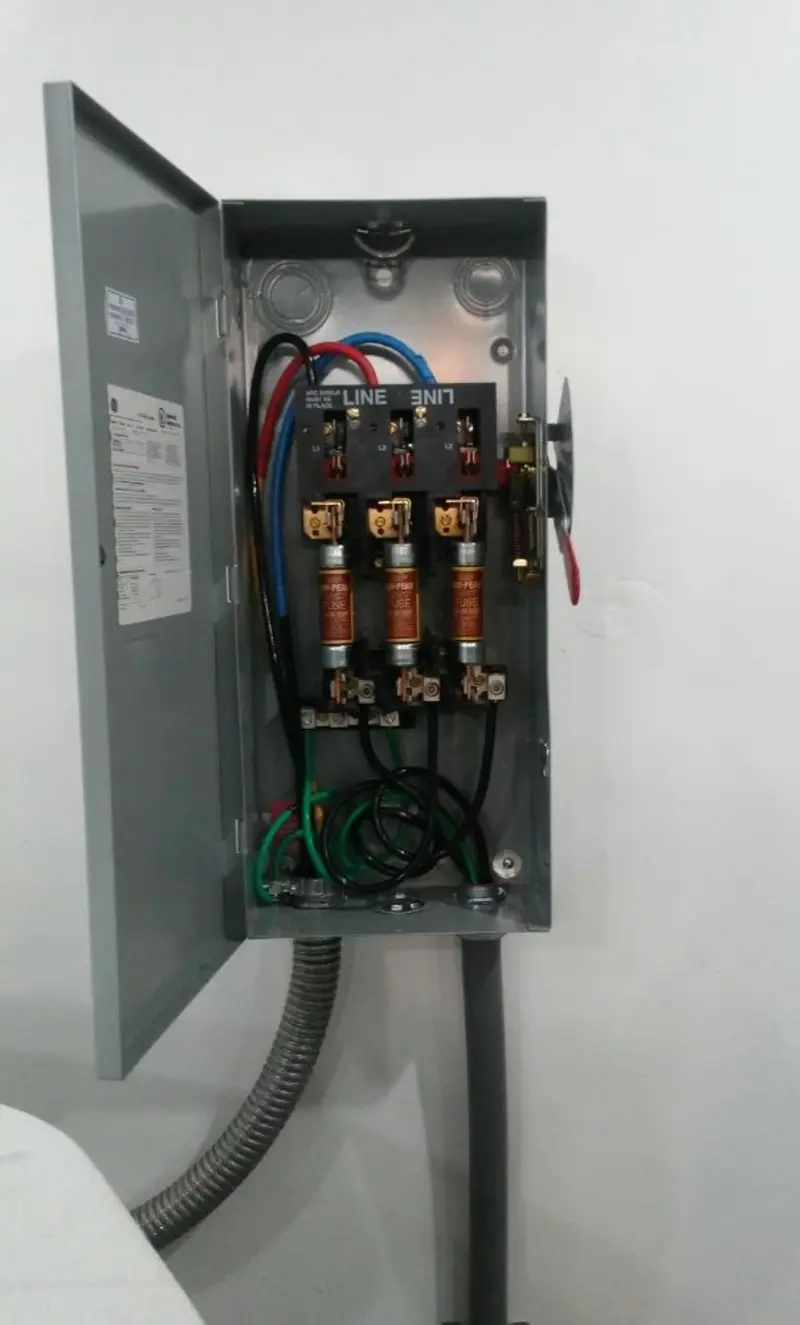 Three-phase disconnect switch installed for Smoke Detector Installation in Hazlehurst